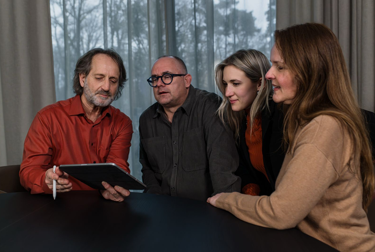 Seit über 35 Jahren begleite ich Unternehmenslenker in Momenten, in denen gewohnte Strategien nicht mehr greifen – und neue Antworten noch nicht sichtbar sind.